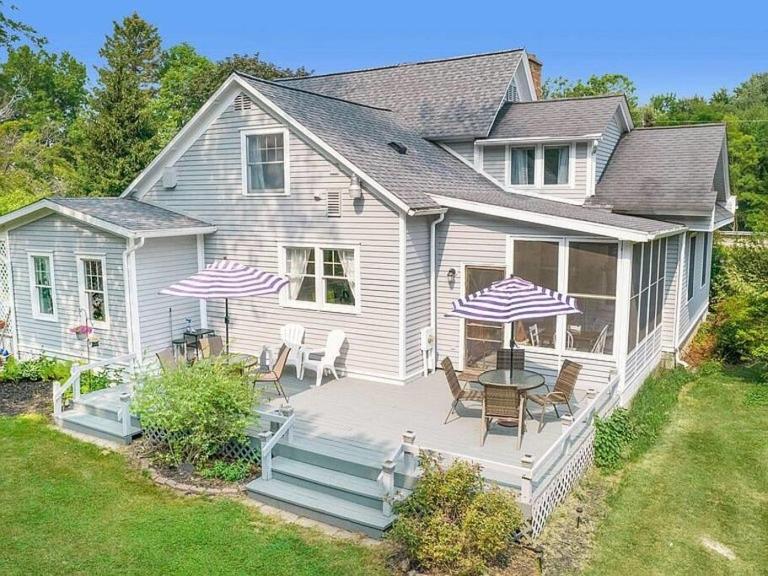 Newly Renovated Cottage 5 mins from Beach! - Bed and Breakfast South Haven