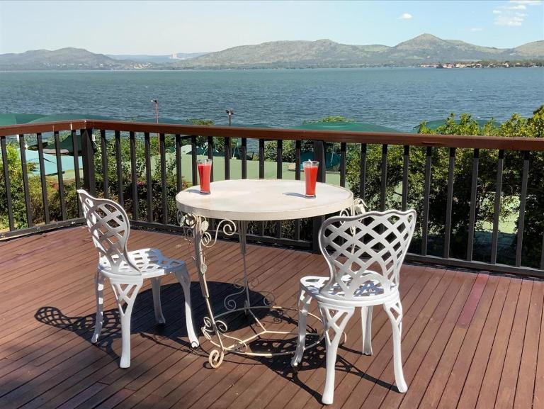 Marina Views Guesthouse - Bed and Breakfast Hartbeespoort