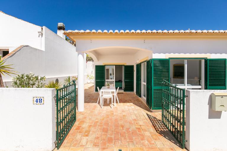 Cozy and sunny villa just some steps from the sea - B&B Senhora da Luz