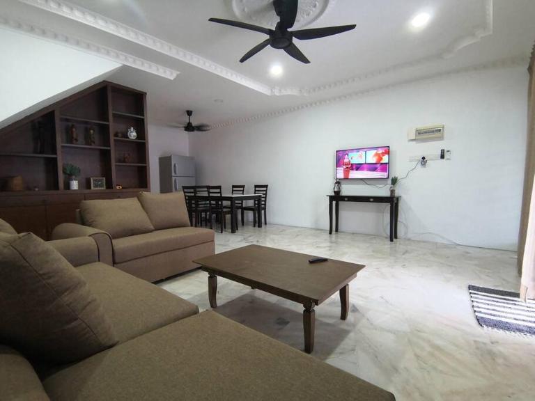 The Pigeon Alor Akar Guest House - B&B Kuantan