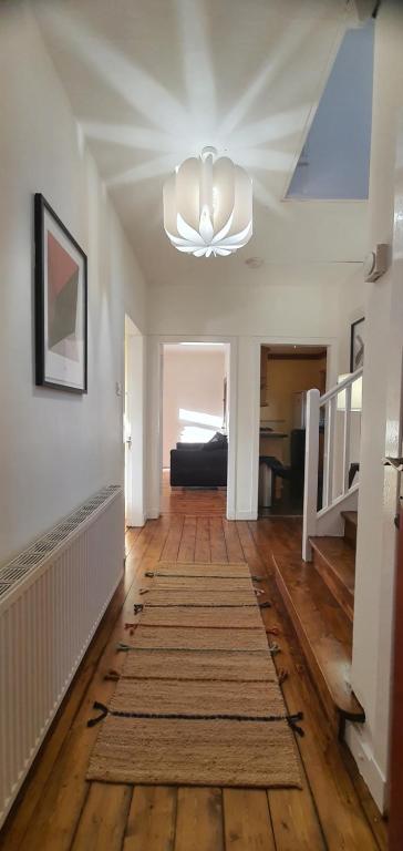 Large 3 Bed Apartment Glasgow West End Free Parking & Electric Vehicle point - B&B Glasgow