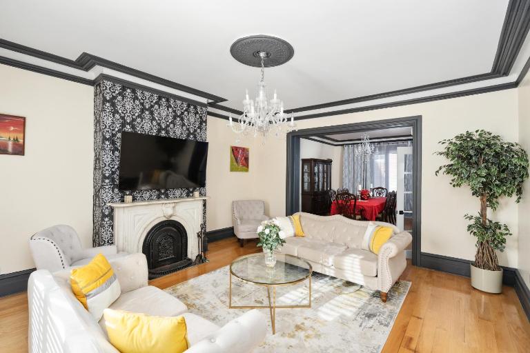 Centennial 6-Bedroom Waterfront Palace Sleeps 14 - B&B Montreal