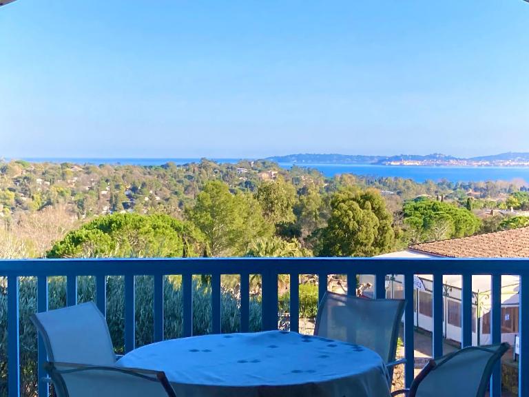 Les Restanques coquelicot vue mer - Bed and Breakfast Grimaud