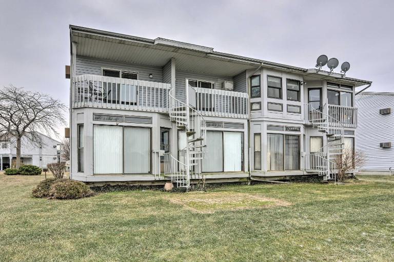 Condo w/ Balcony, Dock & Access to Lake Erie - B&B Sand Beach
