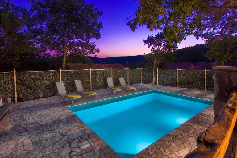 Luxury house Ivan with 4 bedrooms - B&B Divojevići