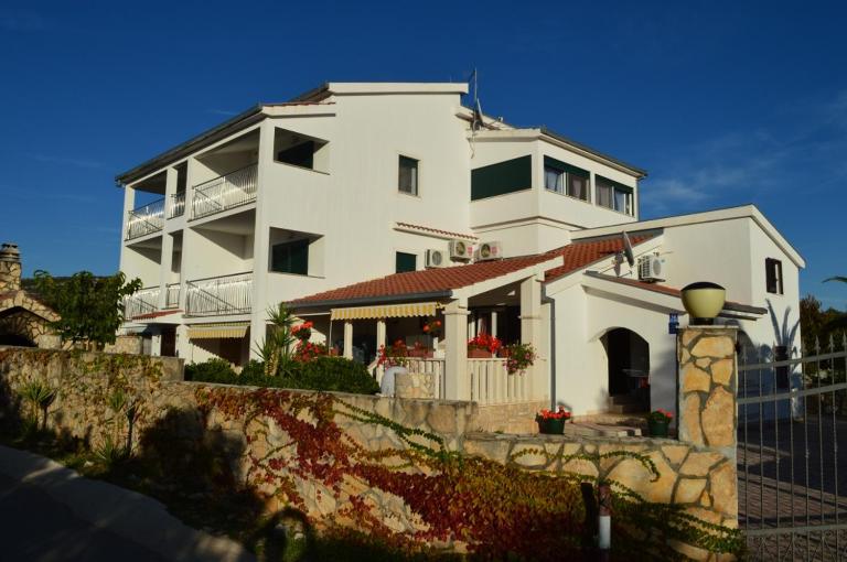 Apartment in Vinišce with Balcony, Air condition, WIFI, Washing machine (4753-4) - Chambres d'hôtes Vinišće