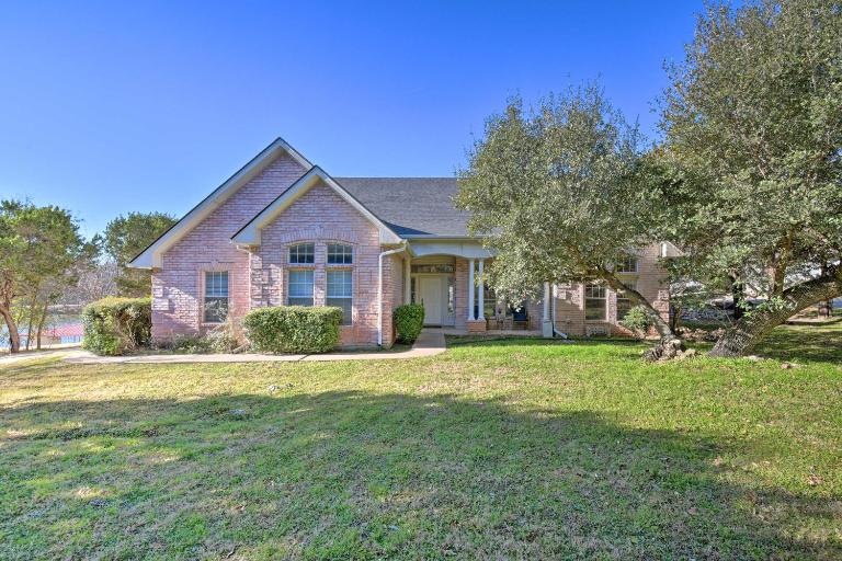 Lakefront Getaway w/ Boat Dock, Canoe, Grill! - B&B Granbury