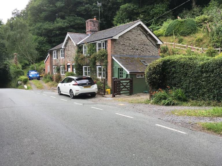 200 year old Gardener's cottage, Mid Wales - B&B Llanidloes
