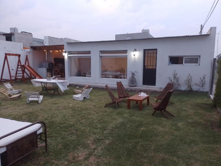 Casa Amplia, Luminosa con Quincho y Pileta! - B&B Tandil