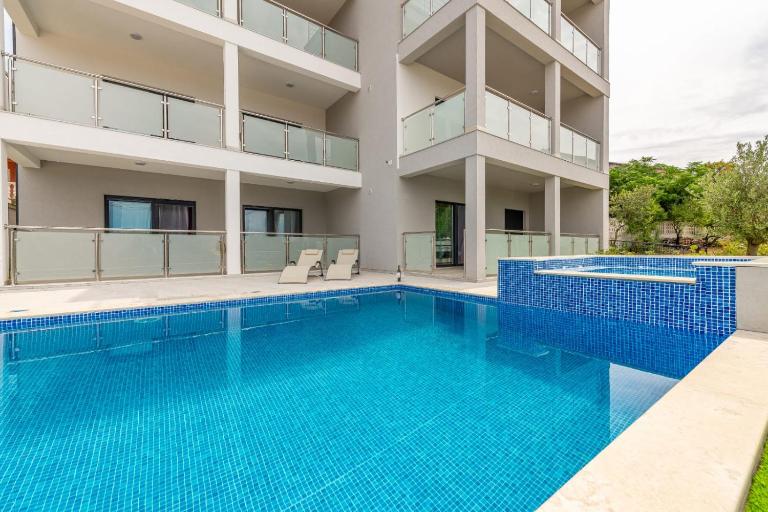 Villa Stella with pool and seaview - B&B Karlobag