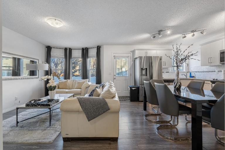 Modern House with Private Backyard & Fireplace - B&B Calgary