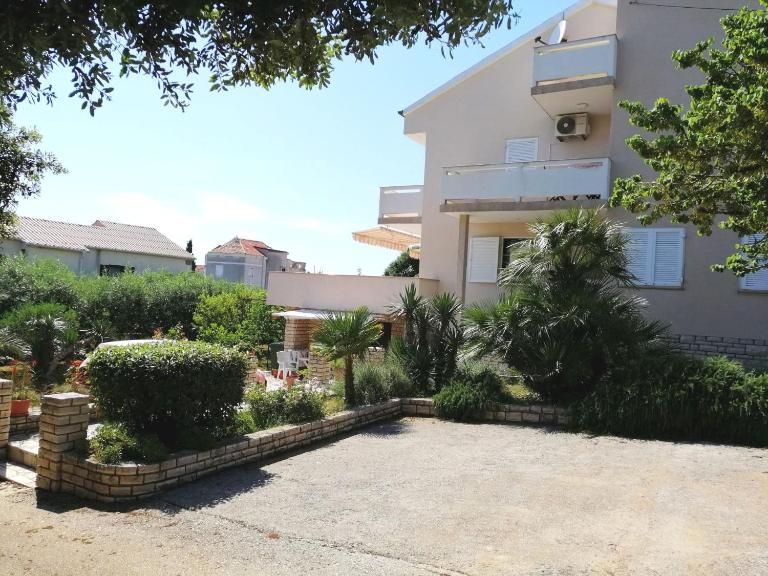 Apartment Ljubica with nice garden - B&B Novalja