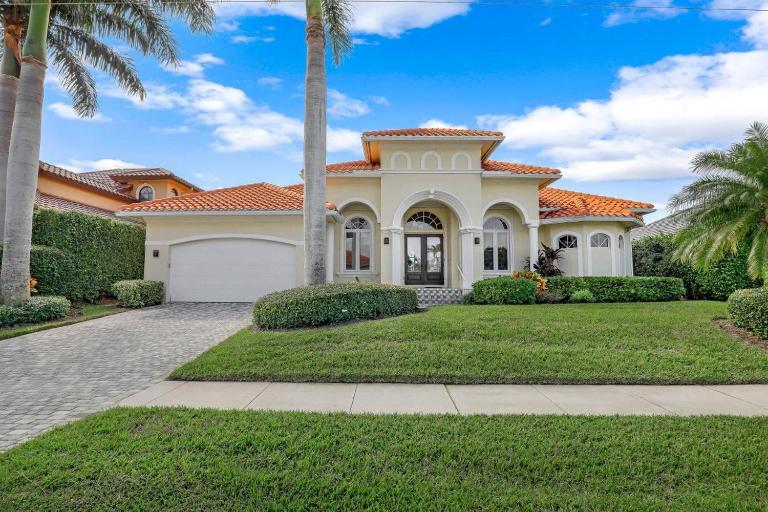 SW exposure home on wide canal with pool and spa - B&B Marco Island