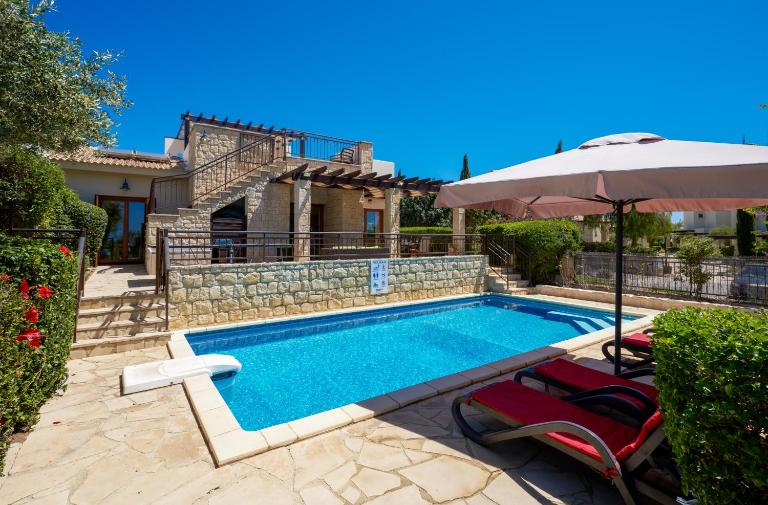 3 bedroom Villa Madelini with private pool, Aphrodite Hills Resort - Bed and Breakfast Kouklia