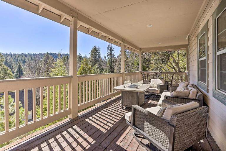 Huge Lake Arrowhead Home w/ 3 Decks & Grill! - B&B Lake Arrowhead