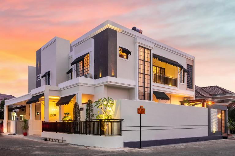 Hening Pool Villa - B&B Purwokerto