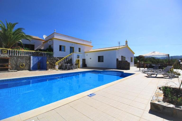 Casa Branca Holiday Resort - Bed and Breakfast Salir
