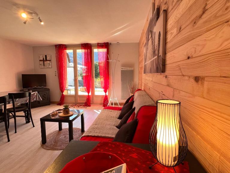 T2 ensoleillé. Terrasse et vaste jardin commun - Chambres d'hôtes Cauterets