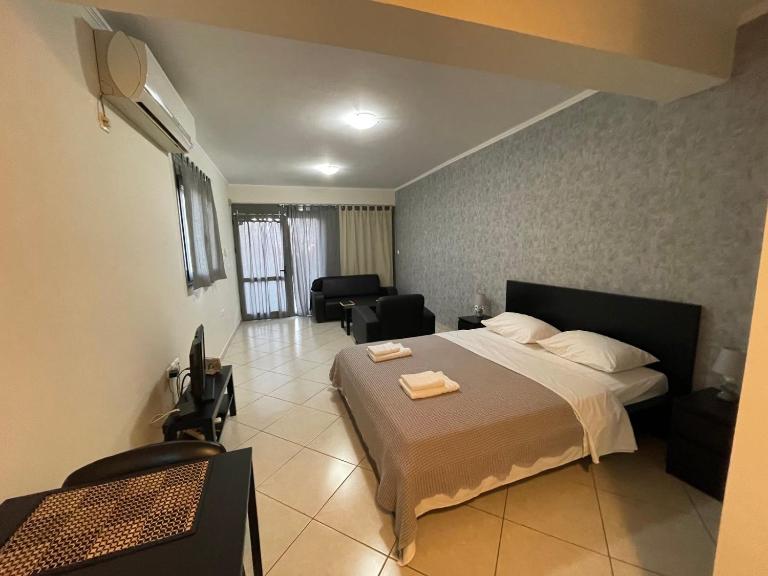 AVR Airport Deluxe Suites 4 AIRPORT FREE SHUTLE - B&B Markópoulo
