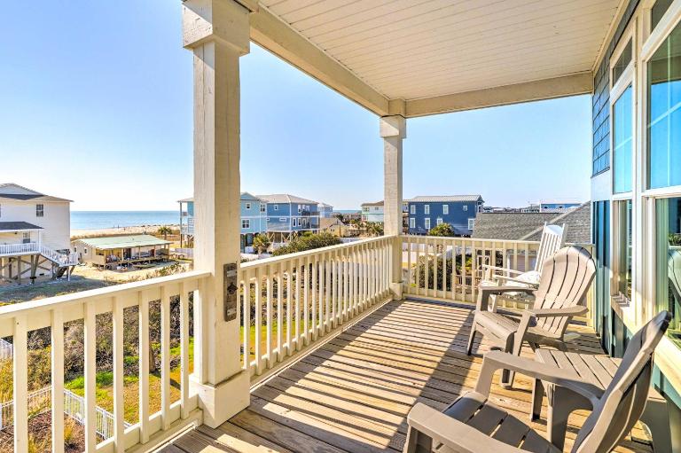 Oak Island Escape w/ Saltwater Pool, Walk to Beach - B&B Oak Island