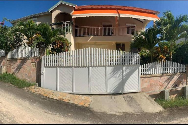 Villa en pleine nature située à 5min d'une plage - Chambres d'hôtes Le Gosier