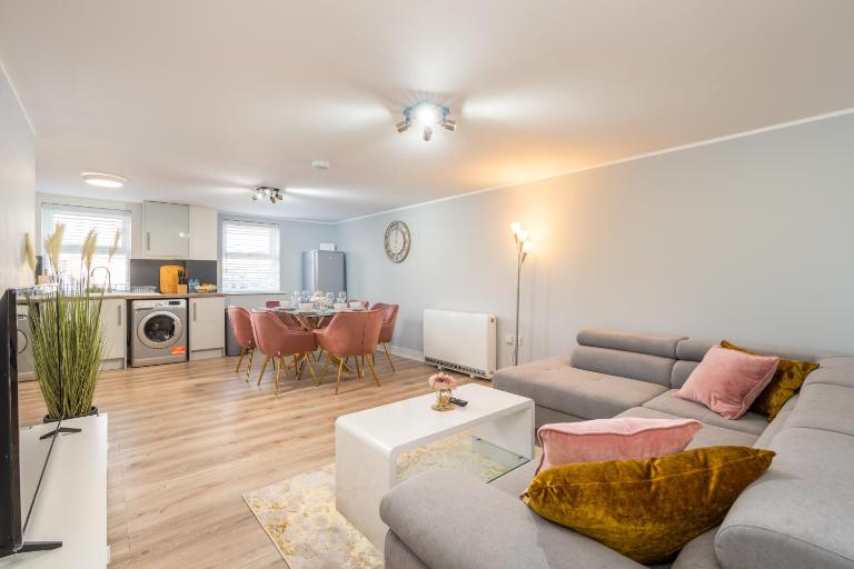 Charming Apartment In Andover Town Centre 55'' 4K Smart TV Netflix - B&B Andover
