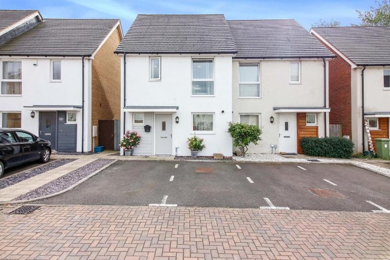 Entire 3 bed home Sleeps 6, WiFi, 2 Parking Spaces - B&B Milton Keynes