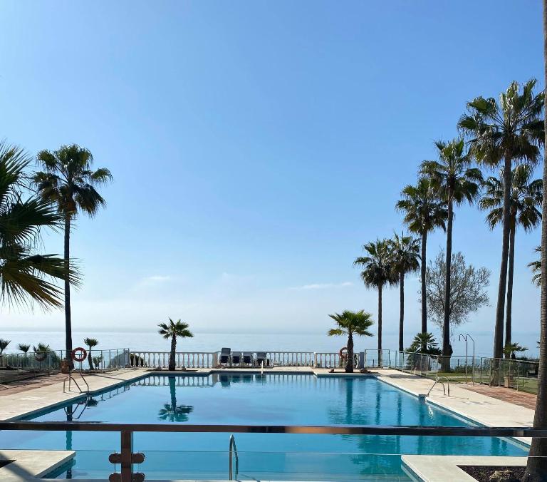 Frontline Beach Apartment, La Perla de la Bahia, Bahia de Casares - Estepona - B&B Casares