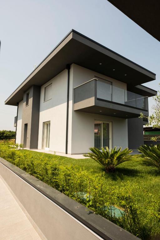 Marali Lake Apartments di ENRICA BIANCHERA - B&B Desenzano del Garda