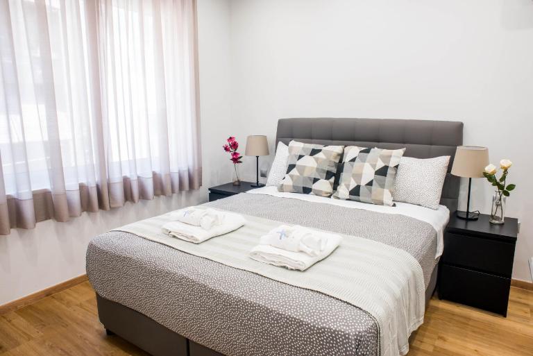 A22 Premium flat with balcony in the centre - Bed and Breakfast Athene