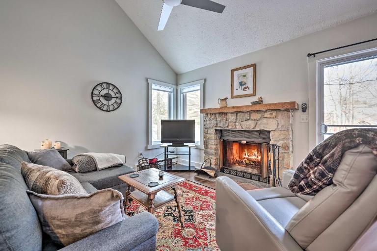 < 1 Mi to Jack Frost: Lake Harmony Townhome! - B&B Lake Harmony