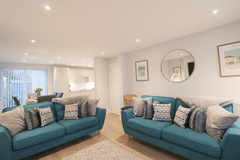 Townhouse, close to harbour with sea views - B&B Padstow