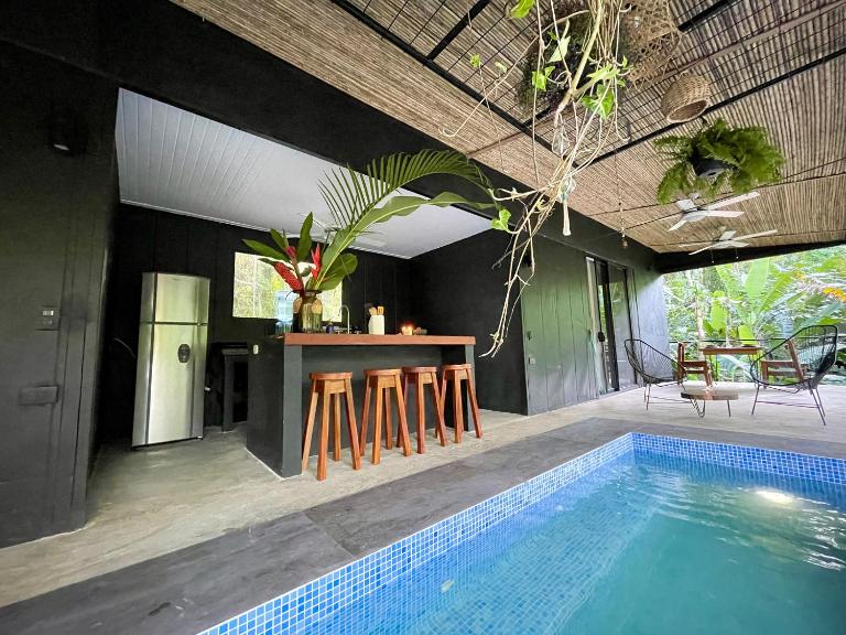Villa JOEYSHE- New Luxury Villa with Pool & AC - Chambres d'hôtes Puerto Viejo de Sarapiqui