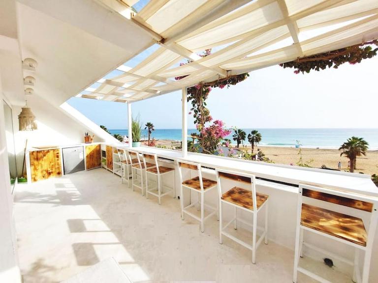 Beach penthouse with rooftopbar and Starlink WiFi, spectacular 180 degrees ocean view - Bed and Breakfast Santa Maria