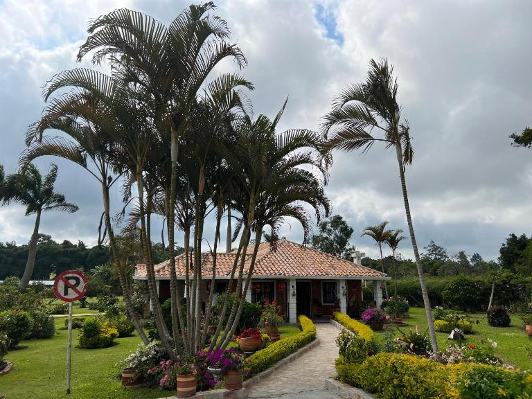 Hermosa Cabana con bonito Jardin y piscina en la Mesa de los Santos - Bed and Breakfast Los Curos