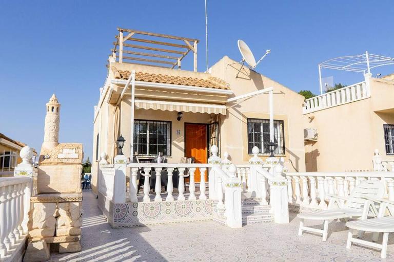 Spacious 2 Bed Detached Villa with communal pool - Bed and Breakfast La Florida