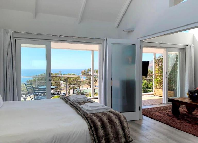 Bright Camps Bay Loft with Stunning Views and Shared Pool - B&B Cape Town