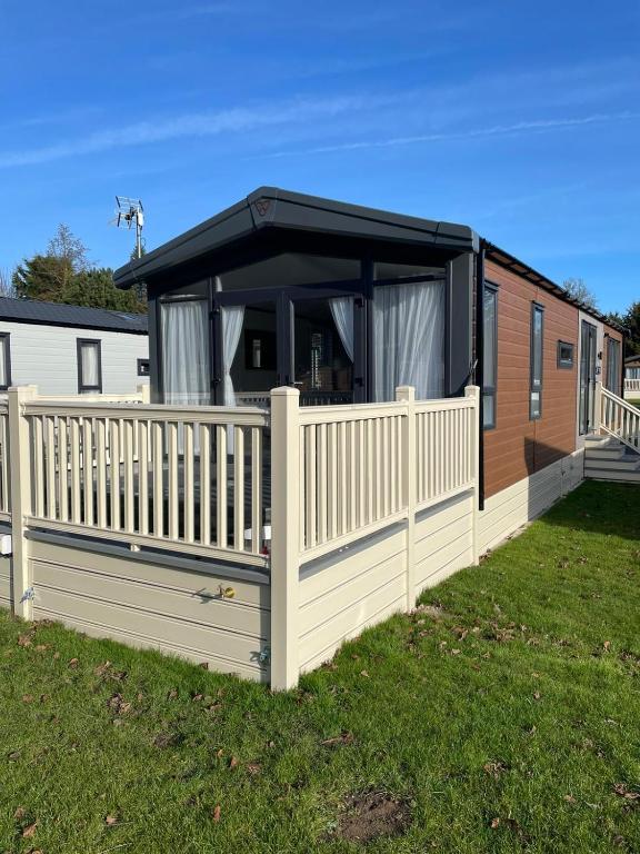 Falconers Lodge with Hot Tub - B&B Barmby on the Moor