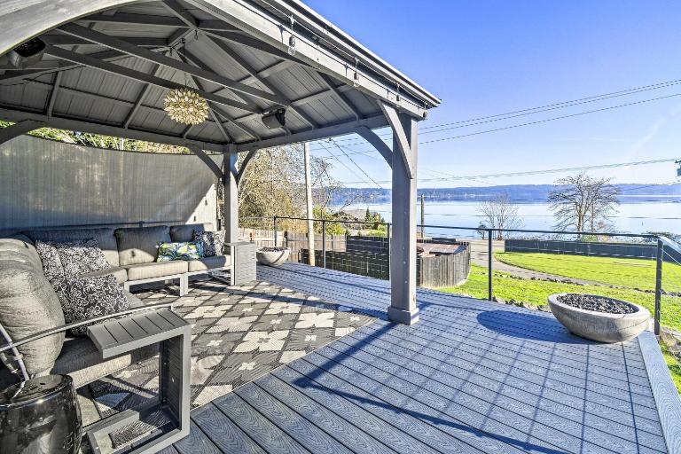 Puget Sound Cabin with Hot Tub and Water Views! - B&B Bremerton