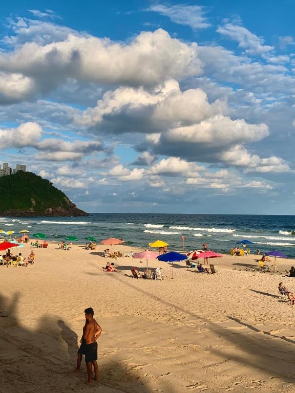 Lindo apto com piscina a 150m da praia do Tombo - Ferienwohnung Guarujá