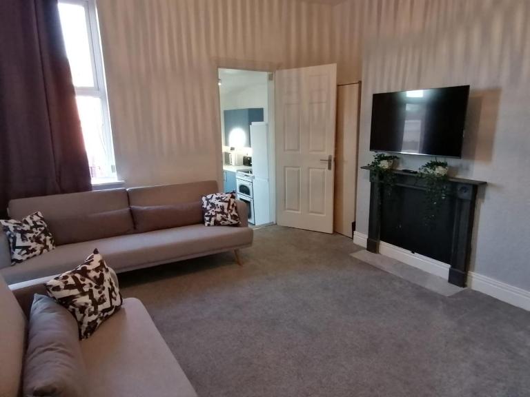 6 beds sleeps 6 only 2 miles from Newcastle centre - B&B Laytham