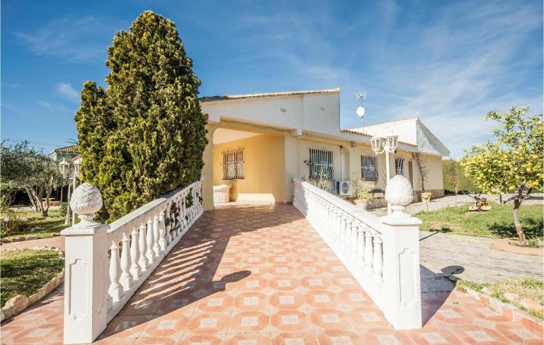 Amazing Home In Urbanización La Sima - Bed and Breakfast Torre de Baba
