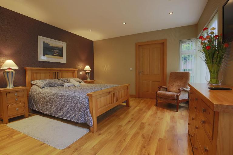 Spacious 4 Bedroom Home - 5 min walk to town - B&B Enniskillen