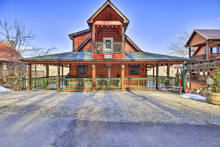 River Dream Cabin on New River with Deck, Fire Pit - B&B Piney Creek