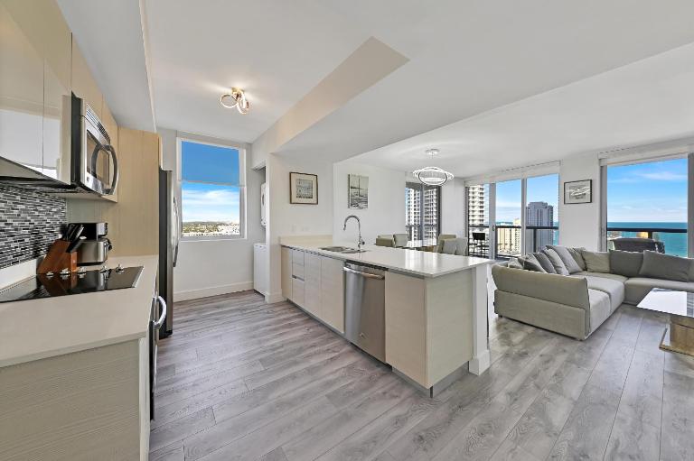 Three-Bedroom Beachwalk Resort Apartment - B&B Hallandale Beach