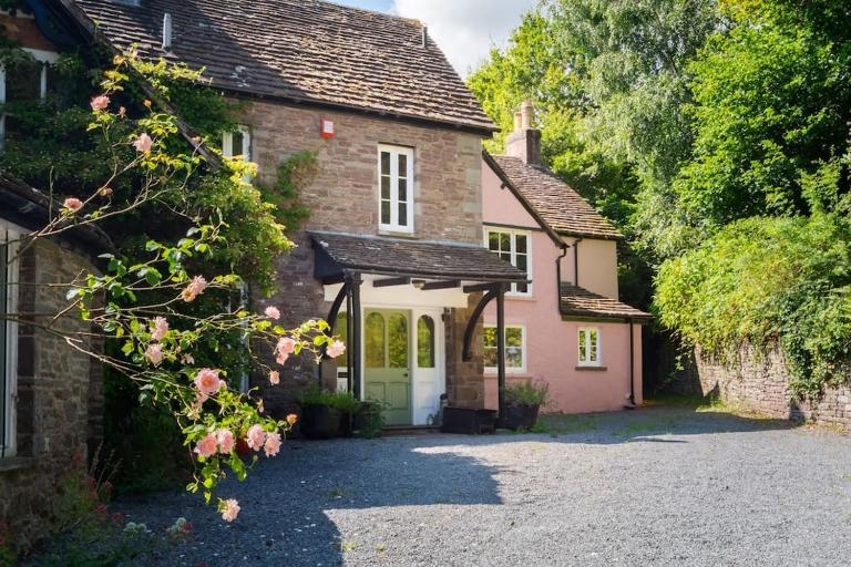 Brecon Beacons Old Vicarage, stunning garden & views - B&B Llangenny