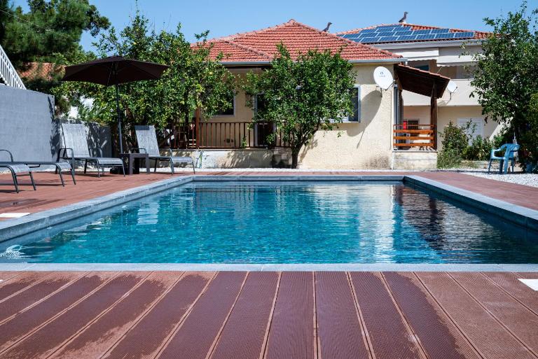 Elegant house by the sea with pool - Chambres d'hôtes Akráta