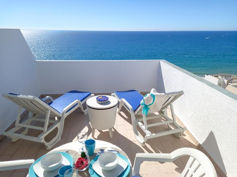 Mira Atlântico 13- Terraço Com Vista Mar e Cidade, Wifi, 80mt Praia - Chambres d'hôtes Quarteira