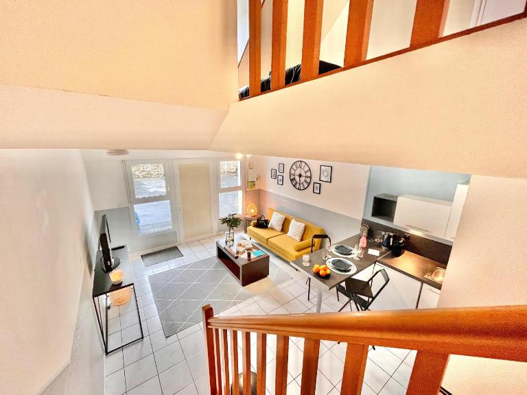 Charmant duplex proche de la gare, parking gratuit - B&B Laval