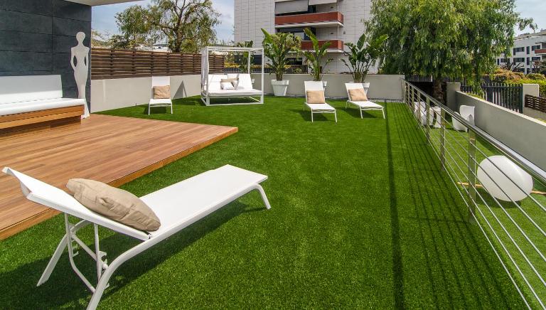 Sitges Spaces Garden Paradise 3 bedroom, 3 bathroom, huge PRIVATE garden-terrace, pool- sleeps up to 8 - B&B Sitges